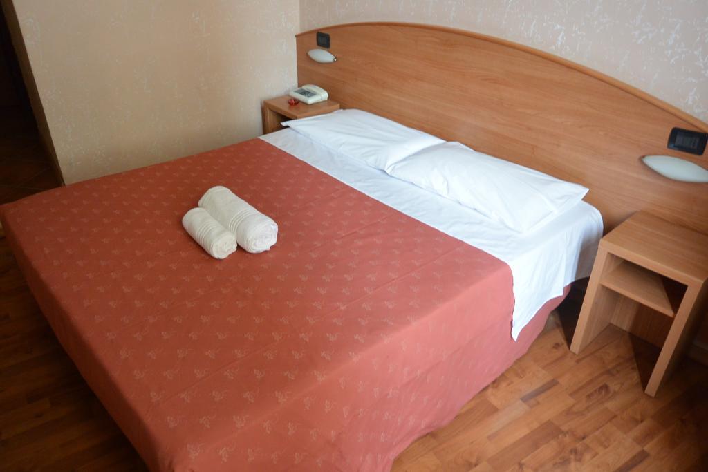 Hotel Nuovo Μιλάνο Δωμάτιο φωτογραφία