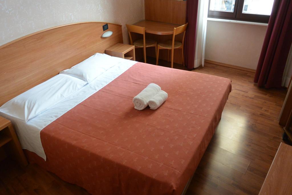 Hotel Nuovo Μιλάνο Δωμάτιο φωτογραφία